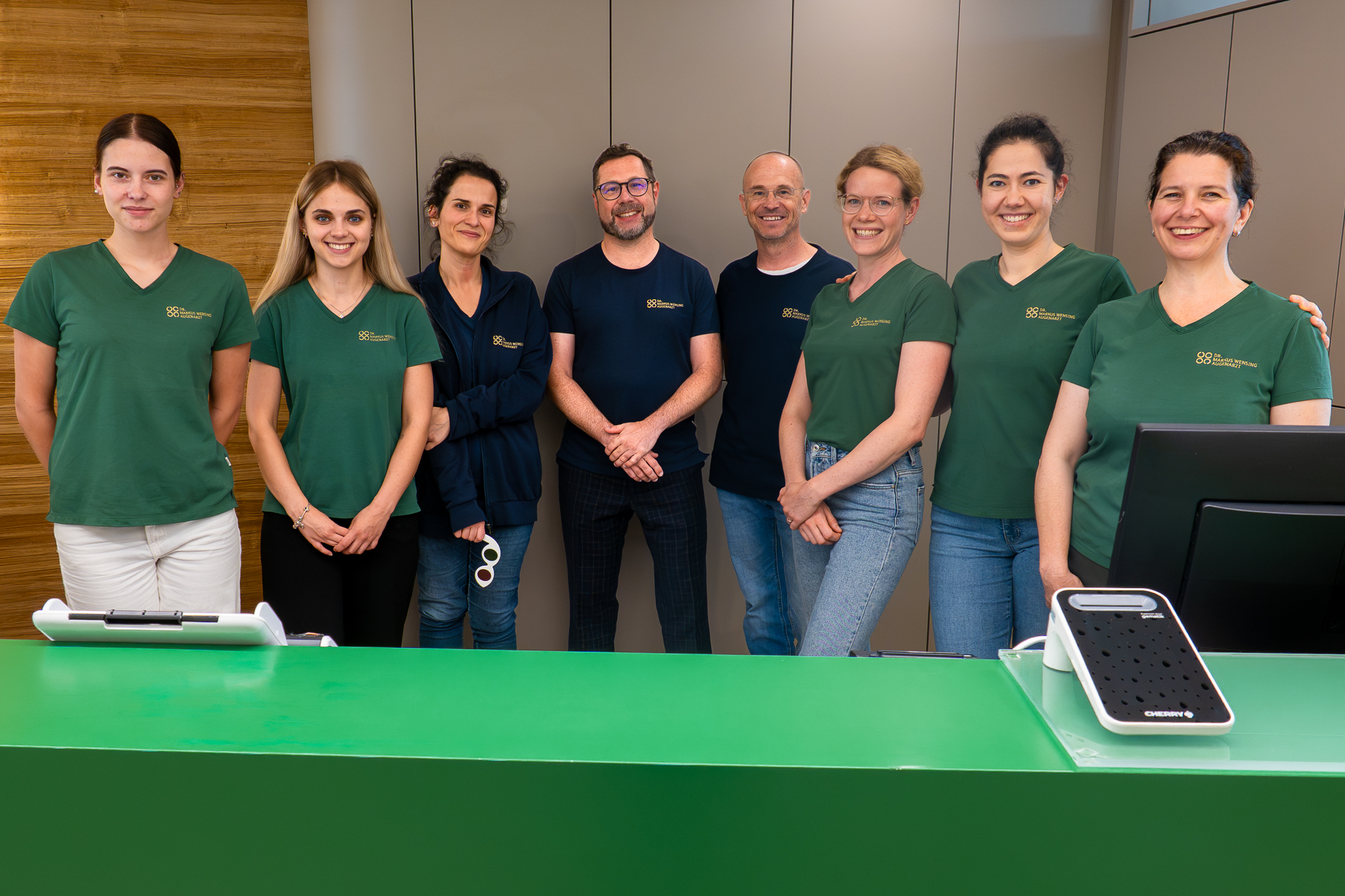 P1041504_Teamfoto2_weniger_Theke